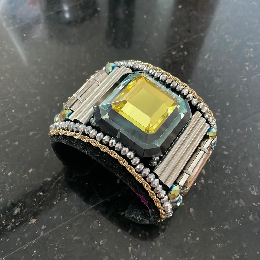 NWT!✅ Embellished cuff geometric bracelet ▪️🔶